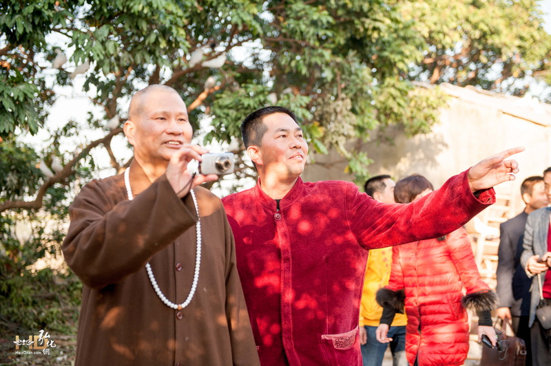 謝奕輝居士向悟道法師介紹護生園區