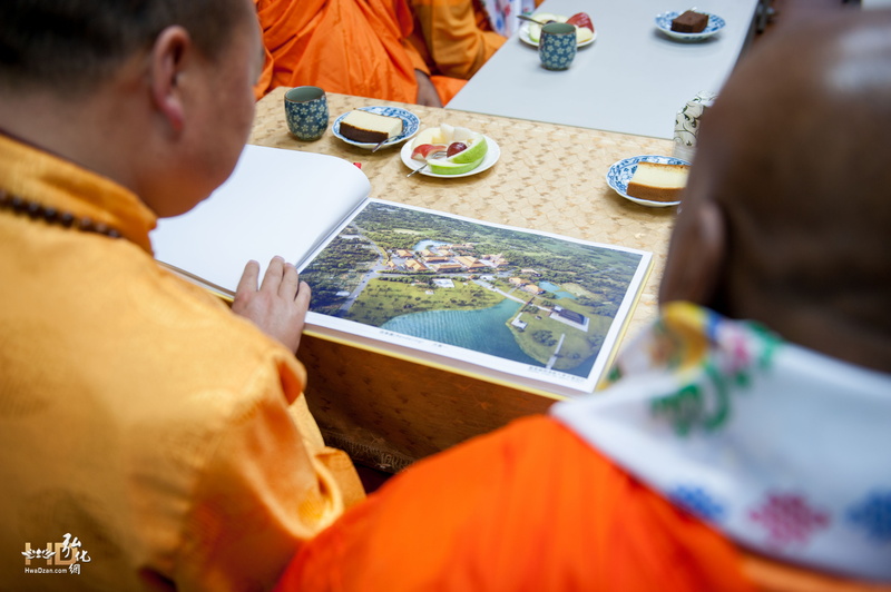 斯里蘭卡駐台灣佛教代表 強帝瑪國師向青海吾屯上寺 洛桑龍達金剛上師介紹目前正在斯里蘭卡興建龍喜國際佛教大學,預計明年可完工。佛教大學將會有幾個科系,如同佛法八萬四千法門,請各門高僧來此教學,弘揚佛法,將此法脈承傳下去。龍喜國際佛教大學網站:http://www.nibu.lk/。 17.jpg