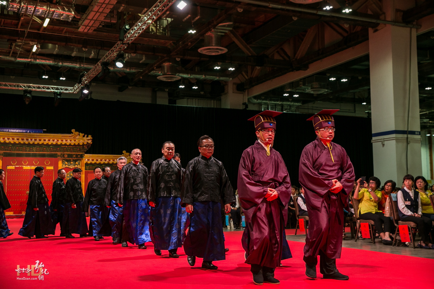 陪祭官就位