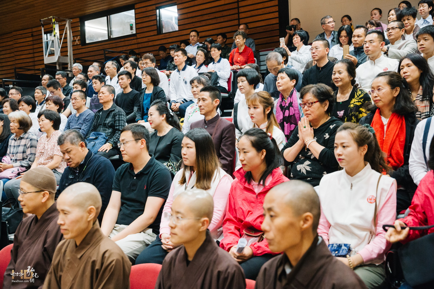 眾人恭聆開示