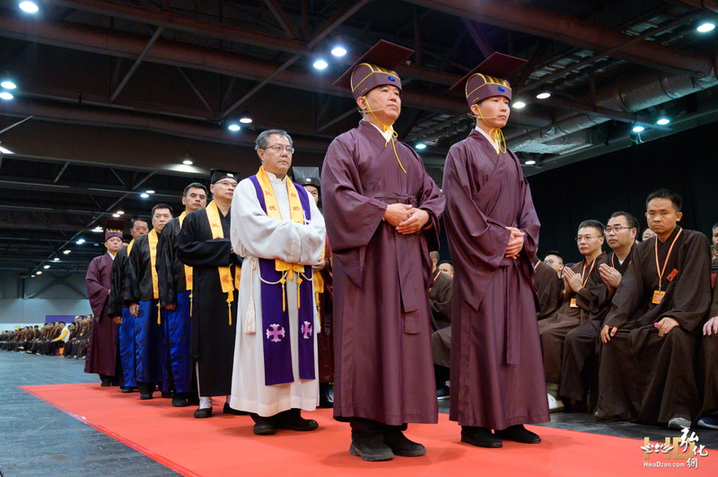 陪祭官就位