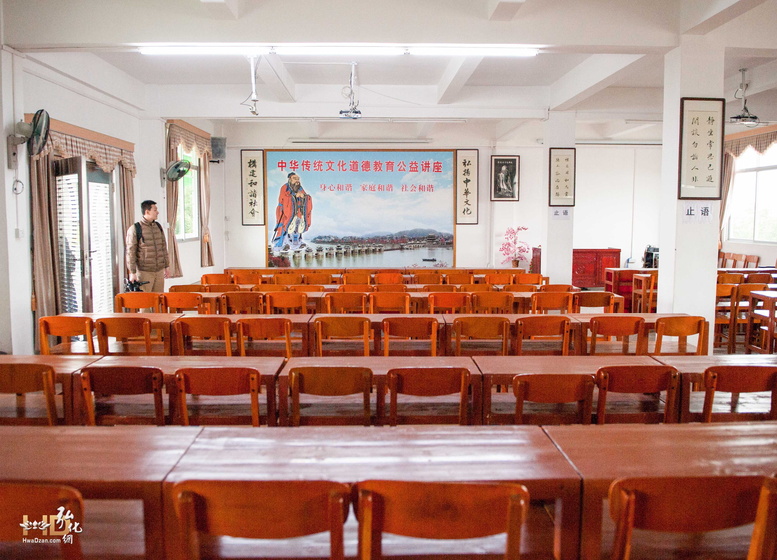 教學內容以愛家愛黨愛國為宗旨,以《弟子規》、《太上感應篇》和《十善業道經》為主,全部採用光盤教學的模式。
從二○一一年起,三年來他已經舉辦了四十一期講座,每期一百四十多人,累計學習的人次達六千多人。
每期參加的學員當中包括不少的政府領導:組織部的領導、教育局的領導、宣傳部的領導、以及電視台的領導等。 DSC_5551.jpg