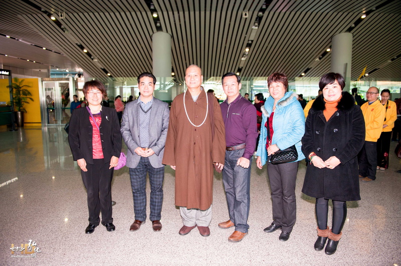 悟道法師與潮汕地區四眾同修合影於揭陽潮汕機場