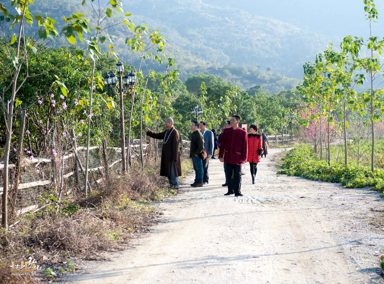 謝奕輝居士向悟道法師一行介紹護生園區