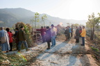 謝奕輝居士向悟道法師一行介紹護生園區內的放生牛