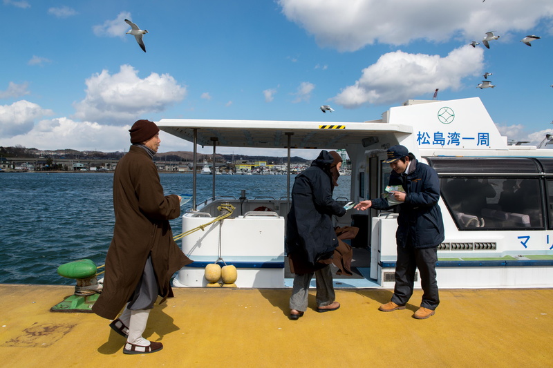 參訪日本三景之一松島-悟道法師準備登上觀光船.jpg