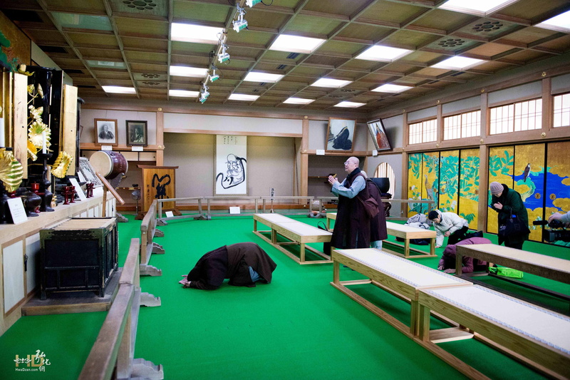 禮佛-悟道法師於瑞嚴寺大書院內禮佛.jpg