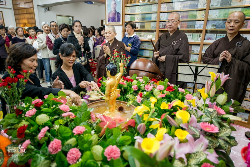 四眾同修陸續供花浴佛