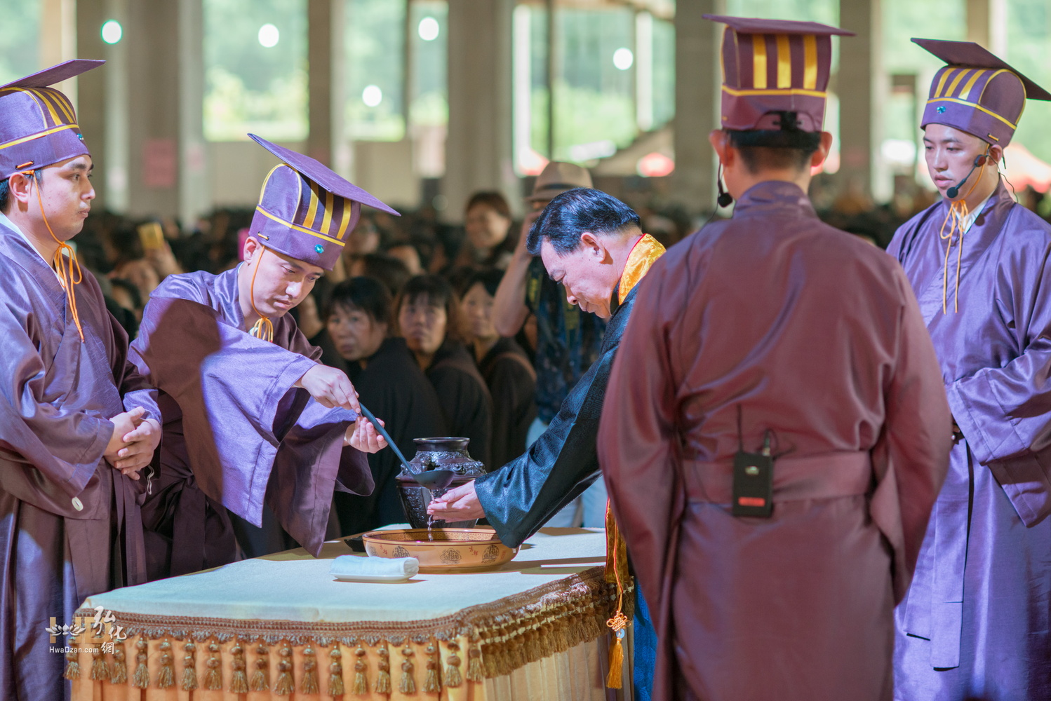 主祭官至盥洗所