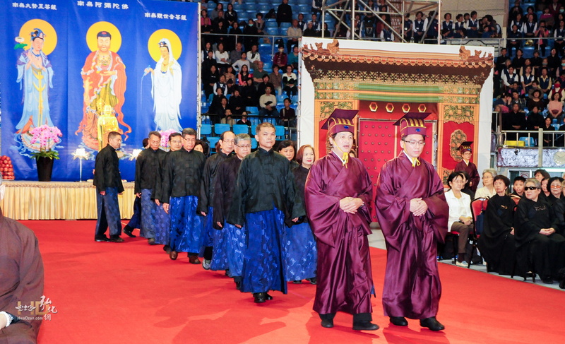 陪祭官就位