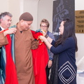 著榮譽博士服