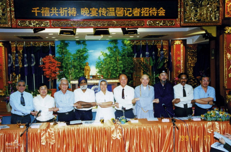 二〇一八年二月七日,九二高齡的淨空老法師,為了促進多元宗教團結與傳統文化復興,不辭辛勞,來到多元文化、多元種族、多元宗教的島國新加坡。 新加坡是老法師最初致力團結宗教的地方:從一九九八年起三年半的時間裡,老法師將新加坡九大宗教團結成一家人。從那時起,新加坡的宗教團結持續進行,對社會安定起到很好的促進作用。九大宗教(今日十大宗教)代表與老法師結下深厚的緣份,定期一同出席法國巴黎聯合國教科文組織的國際和平會議,老法師也不時回到新加坡探望老朋友們。 0001.jpg