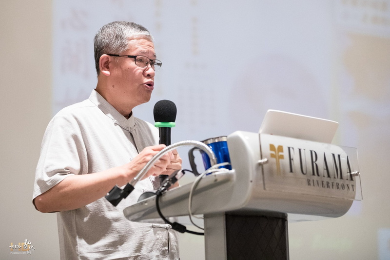 劉明德醫師進行題為《和諧世界 從我心做起》的演講,匯報華嚴實驗室的成果:水結晶實驗以大乘佛法及量子力學理論為基礎,借鑒江本勝博士的實驗方法,以數以萬計、精確客觀的實驗成果,證明了「一切法從心想生」,念力具有改變世界的神奇力量。與會大眾聽得津津有味,意猶未盡。 0009.jpg