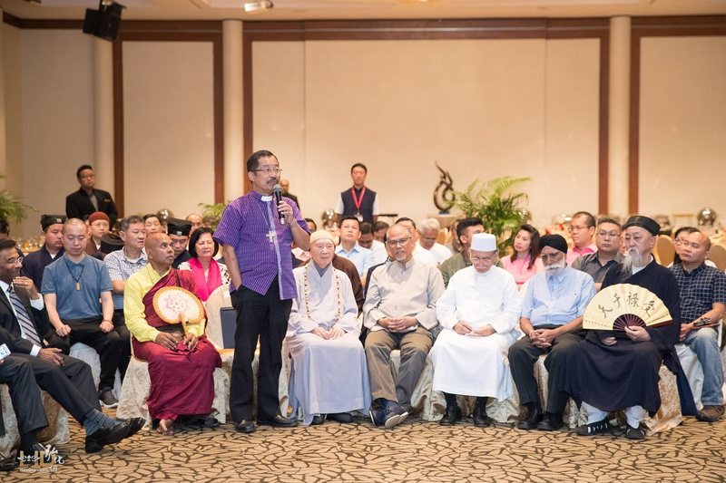 路德教會泰利奇主教(Bishop Terry Kee)發言要點:新加坡猶如一大片土地上種著不同品種的花。正因為有不同顏色的花,才打造成一個美麗的花園,所以不必強迫彼此相同。希望大家在多元差異當中,尋找共同的空間,和睦相處。雖然我們的文化不同、宗教不同,但是我們有共同的人性,可以成為好朋友。希望宗教領袖們的友誼更加堅固。 0014.jpg