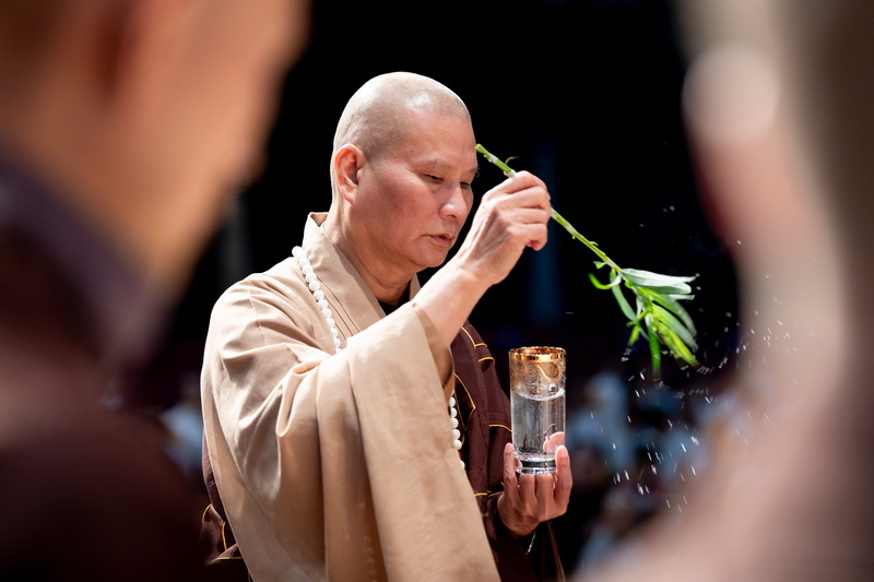 遍灑楊枝淨水，祈令壇場清淨。