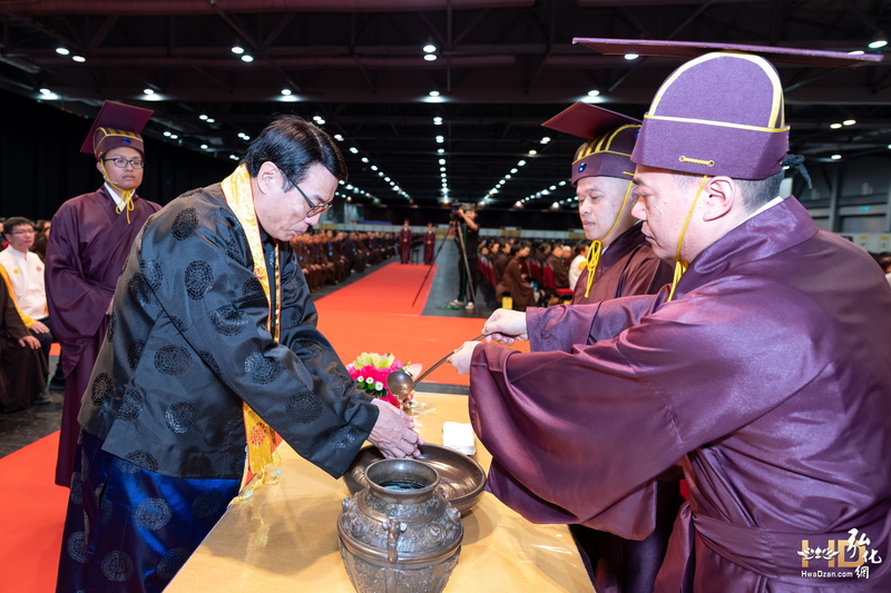 主祭官至盥洗所盥洗