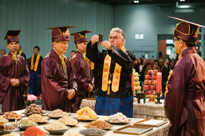 主祭官行獻禮，詣神位獻爵​