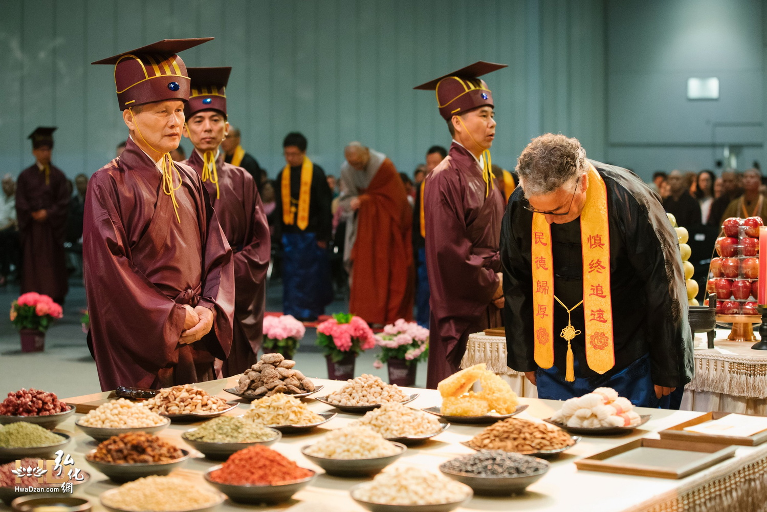 主祭官行獻禮，詣神位獻爵​