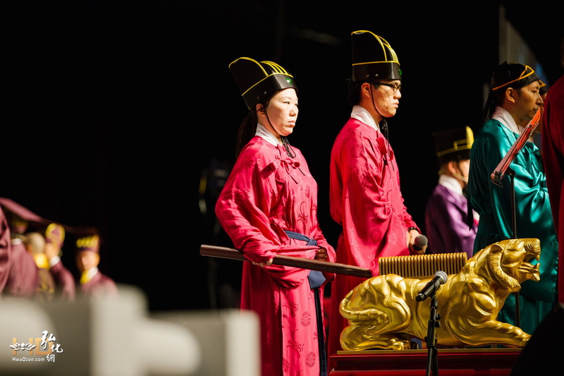 樂章奏畢，先敲擊「敔」(音「與」)首三下，再以「籈」(音「真」)刷敔背三次