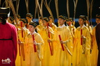 佾生右手執翟(音「笛」，象徵士人的風骨)，左手舉籥(音「悅」，象徵事物的根本、衡準)