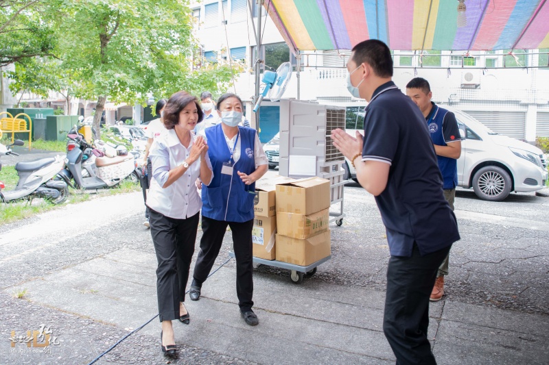 宜蘭縣長林姿妙女士蒞臨會場上香