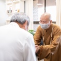 悟道法師拜訪法務部政務次長陳明堂先生，推廣品德教育叢書